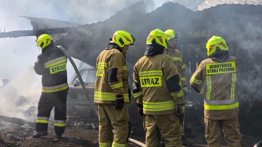 Pow. włodawski. Spłonęły zabudowania gospodarcze i część domu. Straty to około 150 tys. zł [ZDJĘCIA]