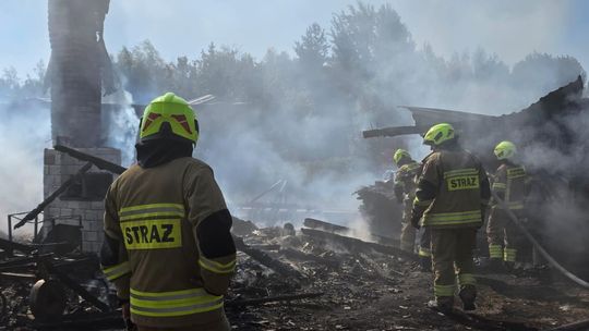 Pow. włodawski. Spłonęły zabudowania gospodarcze i część domu. Straty to około 150 tys. zł [ZDJĘCIA]