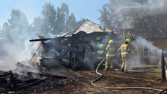 Pow. włodawski. Spłonęły zabudowania gospodarcze i część domu. Straty to około 150 tys. zł [ZDJĘCIA]