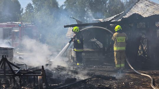 Pow. włodawski. Spłonęły zabudowania gospodarcze i część domu. Straty to około 150 tys. zł [ZDJĘCIA]