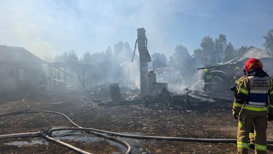 Pow. włodawski. Spłonęły zabudowania gospodarcze i część domu. Straty to około 150 tys. zł [ZDJĘCIA]