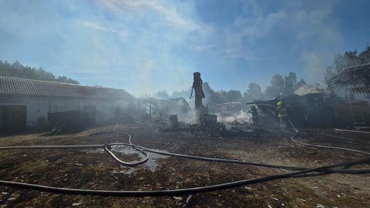 Pow. włodawski. Spłonęły zabudowania gospodarcze i część domu. Straty to około 150 tys. zł [ZDJĘCIA]