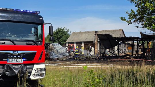 Pow. włodawski. Spłonęły zabudowania gospodarcze i część domu. Straty to około 150 tys. zł [ZDJĘCIA]