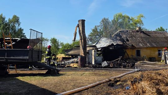 Pow. włodawski. Spłonęły zabudowania gospodarcze i część domu. Straty to około 150 tys. zł [ZDJĘCIA]