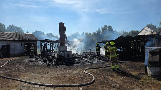 Pow. włodawski. Spłonęły zabudowania gospodarcze i część domu. Straty to około 150 tys. zł [ZDJĘCIA]