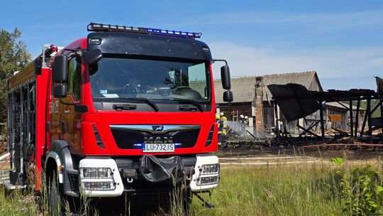 Pow. włodawski. Spłonęły zabudowania gospodarcze i część domu. Straty to około 150 tys. zł [ZDJĘCIA]