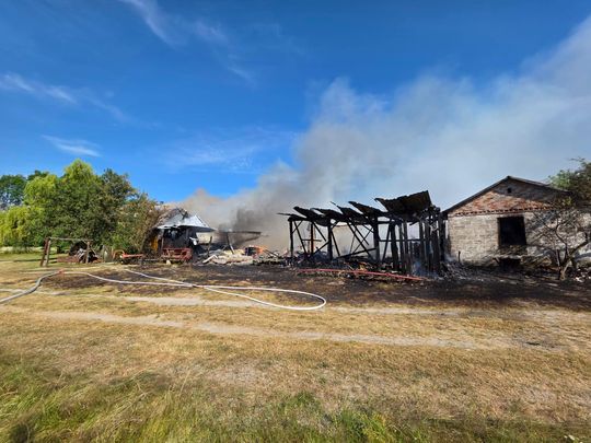 Pow. włodawski. Spłonęły zabudowania gospodarcze i część domu. Straty to około 150 tys. zł [ZDJĘCIA]