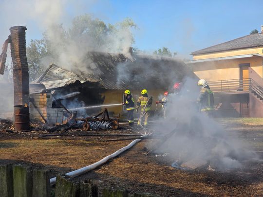 Pow. włodawski. Spłonęły zabudowania gospodarcze i część domu. Straty to około 150 tys. zł [ZDJĘCIA]