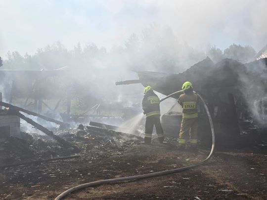 Pow. włodawski. Spłonęły zabudowania gospodarcze i część domu. Straty to około 150 tys. zł [ZDJĘCIA]