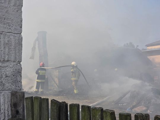 Pow. włodawski. Spłonęły zabudowania gospodarcze i część domu. Straty to około 150 tys. zł [ZDJĘCIA]