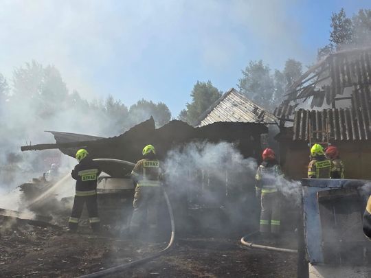 Pow. włodawski. Spłonęły zabudowania gospodarcze i część domu. Straty to około 150 tys. zł [ZDJĘCIA]