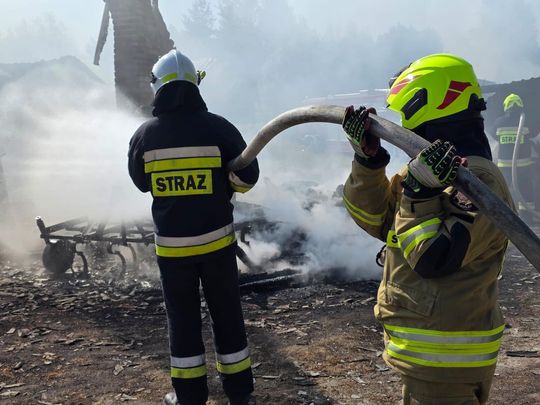Pow. włodawski. Spłonęły zabudowania gospodarcze i część domu. Straty to około 150 tys. zł [ZDJĘCIA]