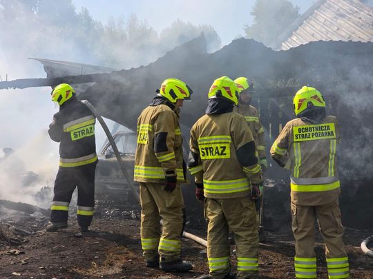Pow. włodawski. Spłonęły zabudowania gospodarcze i część domu. Straty to około 150 tys. zł [ZDJĘCIA]