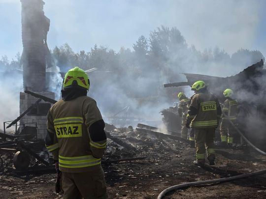 Pow. włodawski. Spłonęły zabudowania gospodarcze i część domu. Straty to około 150 tys. zł [ZDJĘCIA]