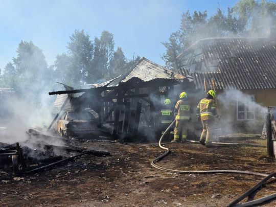 Pow. włodawski. Spłonęły zabudowania gospodarcze i część domu. Straty to około 150 tys. zł [ZDJĘCIA]