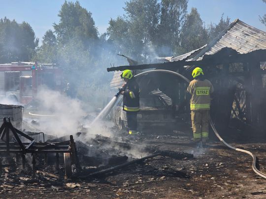 Pow. włodawski. Spłonęły zabudowania gospodarcze i część domu. Straty to około 150 tys. zł [ZDJĘCIA]