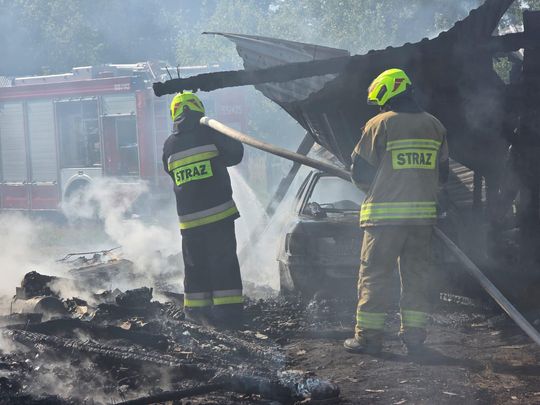 Pow. włodawski. Spłonęły zabudowania gospodarcze i część domu. Straty to około 150 tys. zł [ZDJĘCIA]