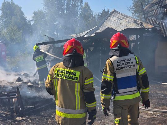 Pow. włodawski. Spłonęły zabudowania gospodarcze i część domu. Straty to około 150 tys. zł [ZDJĘCIA]