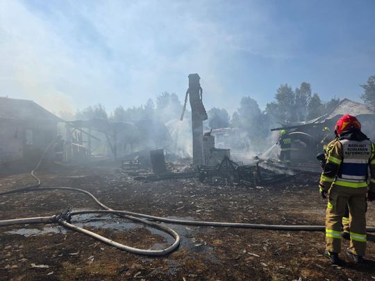 Pow. włodawski. Spłonęły zabudowania gospodarcze i część domu. Straty to około 150 tys. zł [ZDJĘCIA]