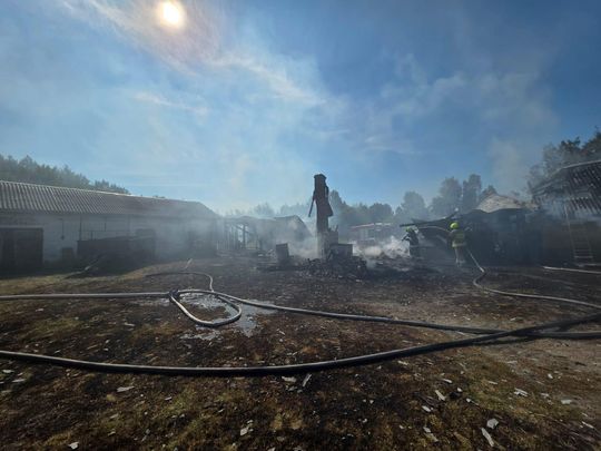 Pow. włodawski. Spłonęły zabudowania gospodarcze i część domu. Straty to około 150 tys. zł [ZDJĘCIA]