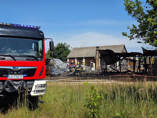 Pow. włodawski. Spłonęły zabudowania gospodarcze i część domu. Straty to około 150 tys. zł [ZDJĘCIA]