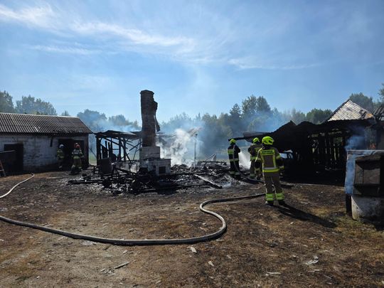 Pow. włodawski. Spłonęły zabudowania gospodarcze i część domu. Straty to około 150 tys. zł [ZDJĘCIA]