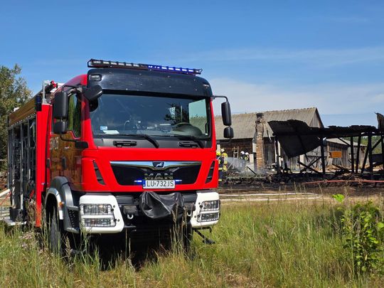 Pow. włodawski. Spłonęły zabudowania gospodarcze i część domu. Straty to około 150 tys. zł [ZDJĘCIA]