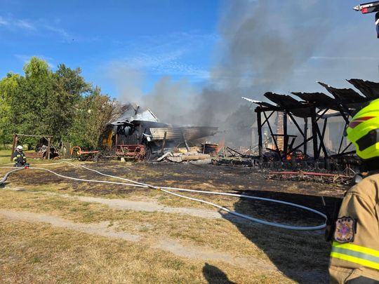 Pow. włodawski. Spłonęły zabudowania gospodarcze i część domu. Straty to około 150 tys. zł [ZDJĘCIA]