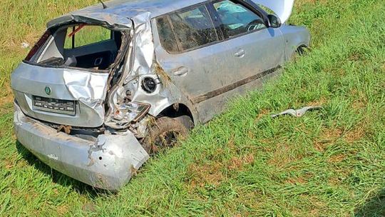 Groźny wypadek na drodze wojewódzkiej. Skoda wypadła z trasy, interweniował śmigłowiec LPR [ZDJĘCIA]