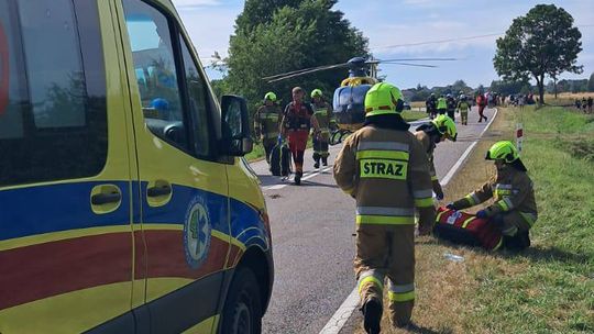 Groźny wypadek na drodze wojewódzkiej. Skoda wypadła z trasy, interweniował śmigłowiec LPR [ZDJĘCIA]