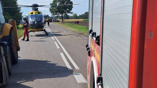 Groźny wypadek na drodze wojewódzkiej. Skoda wypadła z trasy, interweniował śmigłowiec LPR [ZDJĘCIA]