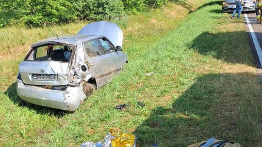 Groźny wypadek na drodze wojewódzkiej. Skoda wypadła z trasy, interweniował śmigłowiec LPR [ZDJĘCIA]