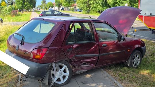 Zderzenie dwóch aut i powalone drzewo w Urszulinie [ZDJĘCIA]