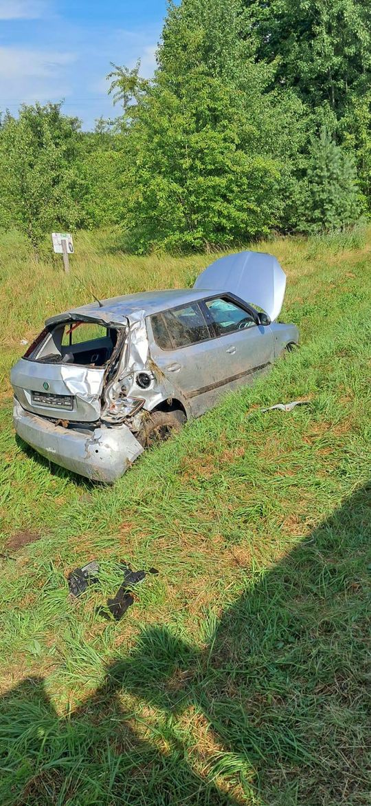 Groźny wypadek na drodze wojewódzkiej. Skoda wypadła z trasy, interweniował śmigłowiec LPR [ZDJĘCIA]