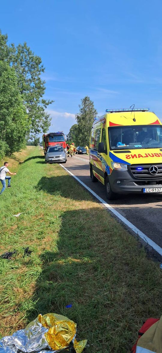 Groźny wypadek na drodze wojewódzkiej. Skoda wypadła z trasy, interweniował śmigłowiec LPR [ZDJĘCIA]