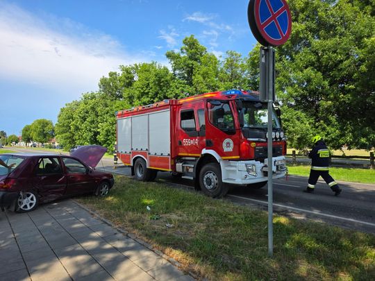 Zderzenie dwóch aut i powalone drzewo w Urszulinie [ZDJĘCIA]