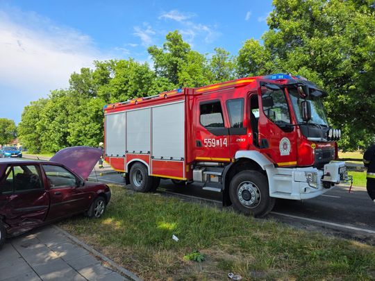 Zderzenie dwóch aut i powalone drzewo w Urszulinie [ZDJĘCIA]
