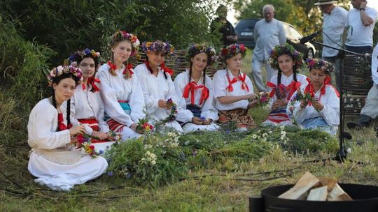 Noc Świętojańska w gminie Hańsk. Widowisko obrzędowe i puszczanie wianków [GALERIA ZDJĘĆ]