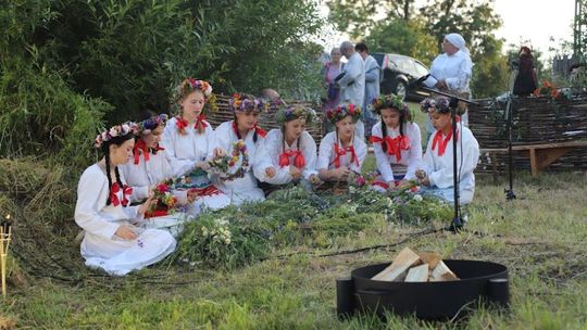 Noc Świętojańska w gminie Hańsk. Widowisko obrzędowe i puszczanie wianków [GALERIA ZDJĘĆ]