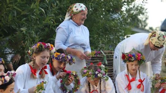 Noc Świętojańska w gminie Hańsk. Widowisko obrzędowe i puszczanie wianków [GALERIA ZDJĘĆ]