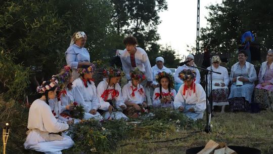 Noc Świętojańska w gminie Hańsk. Widowisko obrzędowe i puszczanie wianków [GALERIA ZDJĘĆ]