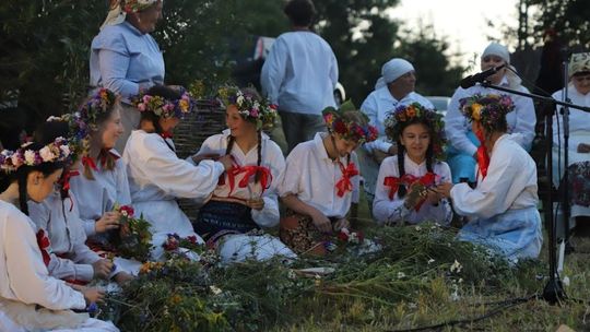 Noc Świętojańska w gminie Hańsk. Widowisko obrzędowe i puszczanie wianków [GALERIA ZDJĘĆ]