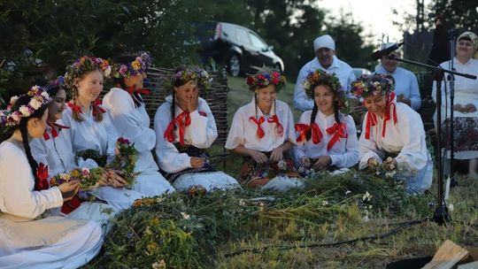 Noc Świętojańska w gminie Hańsk. Widowisko obrzędowe i puszczanie wianków [GALERIA ZDJĘĆ]