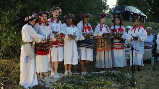 Noc Świętojańska w gminie Hańsk. Widowisko obrzędowe i puszczanie wianków [GALERIA ZDJĘĆ]