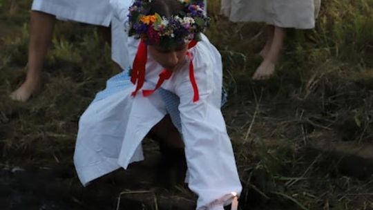 Noc Świętojańska w gminie Hańsk. Widowisko obrzędowe i puszczanie wianków [GALERIA ZDJĘĆ]