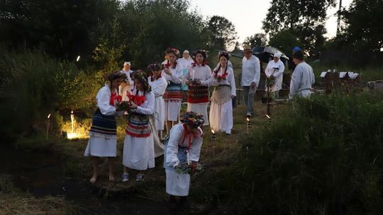 Noc Świętojańska w gminie Hańsk. Widowisko obrzędowe i puszczanie wianków [GALERIA ZDJĘĆ]