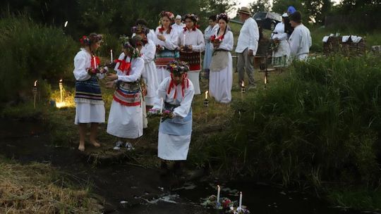 Noc Świętojańska w gminie Hańsk. Widowisko obrzędowe i puszczanie wianków [GALERIA ZDJĘĆ]