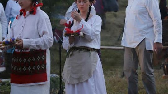 Noc Świętojańska w gminie Hańsk. Widowisko obrzędowe i puszczanie wianków [GALERIA ZDJĘĆ]