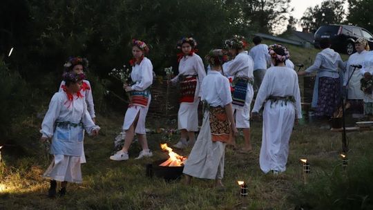 Noc Świętojańska w gminie Hańsk. Widowisko obrzędowe i puszczanie wianków [GALERIA ZDJĘĆ]