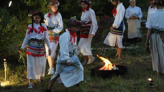 Noc Świętojańska w gminie Hańsk. Widowisko obrzędowe i puszczanie wianków [GALERIA ZDJĘĆ]